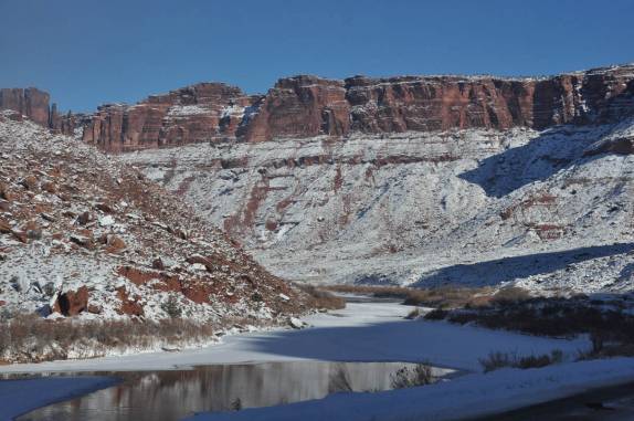 A bela estrada que segue ao lado do rio Colorado, no leste de Utah, nos Estados Unidos